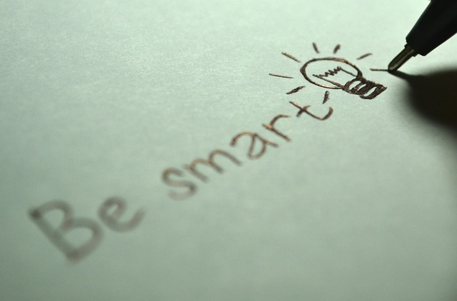 Writing “be smart” on a piece of paper with a pen